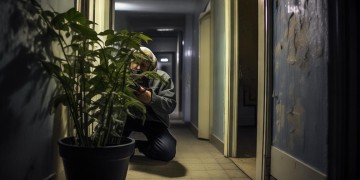 物业偷拍租户照片违法吗？