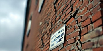 外墙开裂物业会修吗？